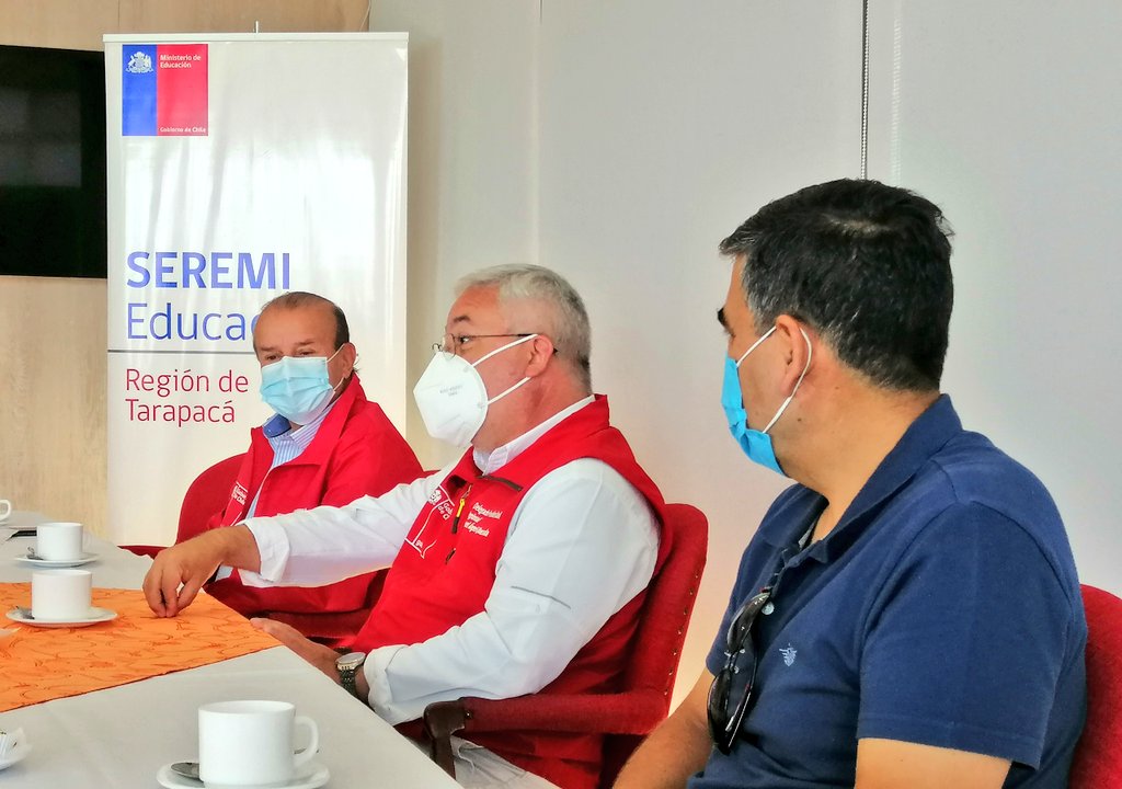 Estudiantes que obtuvieron puntaje nacional y regional en la PDT @Mineduc 📝 reciben reconocimiento del Delegado Presidencial @MAngelQuezada y Seremi @LeonardoGalvez, por su enorme esfuerzo y perseverancia, en representación de todos quienes rindieron el examen 👏🏼. ¡Felicidades!