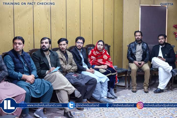 Journoshahzeb's tweet photo. Such a great initiative by @individualland and @dw_urdu for organizing 2 days training on #FactCheck for #Journalists of Quetta
#FactCheckQuetta https://t.co/s0jOWIRGRf