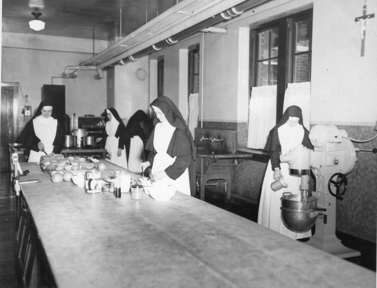 adorersUS's tweet photo. THROWBACK THURSDAY!
These unidentified Sisters learn culinary skills in the Ruma kitchen in the early 1960s.
#adorers #adorersus #ascfamily #throwbackthursday https://t.co/qN6GoTYlgS