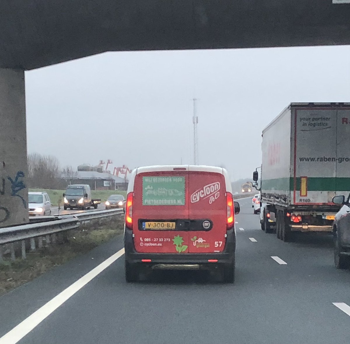 ron_bongers's tweet photo. Het staat er echt; “wij bezorgen voor https://t.co/uBH6P2psIy”… https://t.co/OjD2vpRCwx
