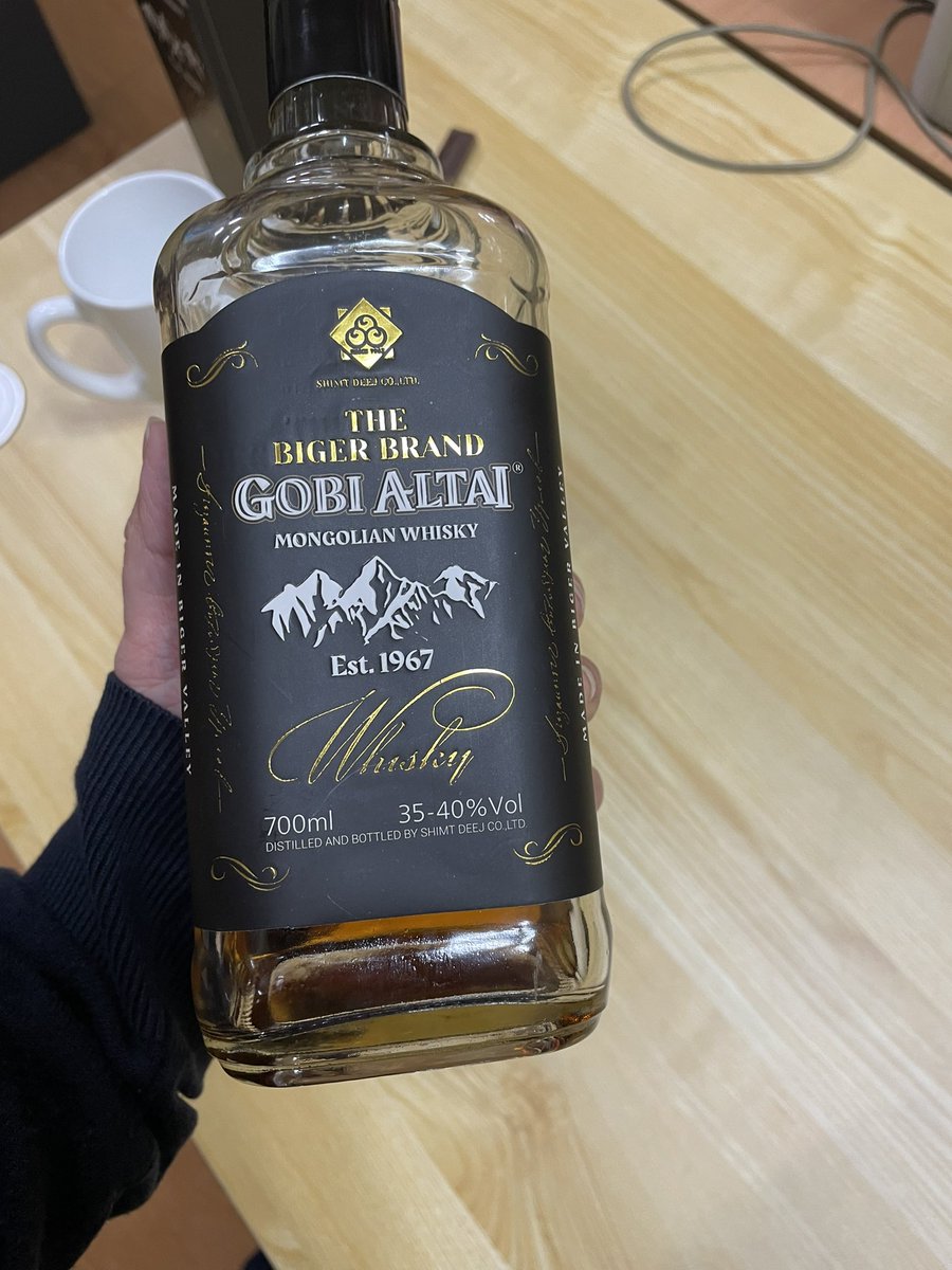 Гаднын үнэтэй виски авалт алга. Говь-Алтайн Бигэр брэндийг амсаарай. Гадаадынханд бэлэглээрэй. Нүүр улайлгахгүй. Бас гоё хайрцагтай. Үндэсний үйлдвэрээ дэмжье!