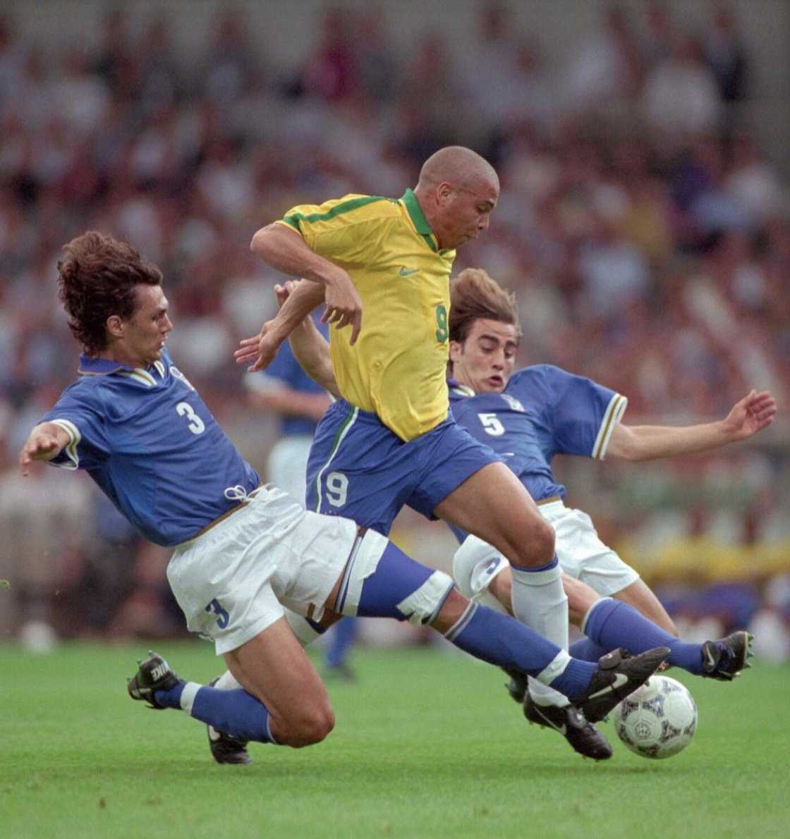 Twitter 上的Football Tweet ⚽："Ronaldo: "That photo (against Cannavaro and  Maldini) is the most beautiful picture I've ever seen and the most  beautiful they took of me for sure." https://t.co/GdknWOLNSb" / Twitter