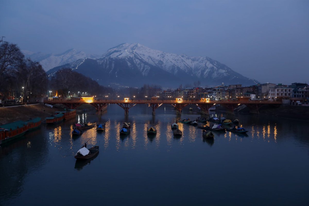 Picteresque view of Zero Bridge in Srinagar in the backdrop of Zabarwan hills. <a href="/umeerasif/">Umer Asif</a>