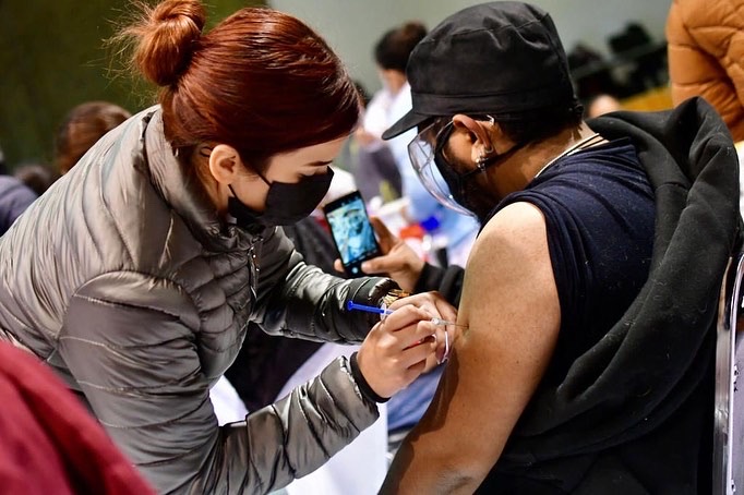 Hoy arrancamos con la jornada de vacunación de refuerzo anticovid a maestras, maestros y personal educativo de Coahuila. Se aplicará la vacuna de Moderna a 70 mil docentes en todo el estado.