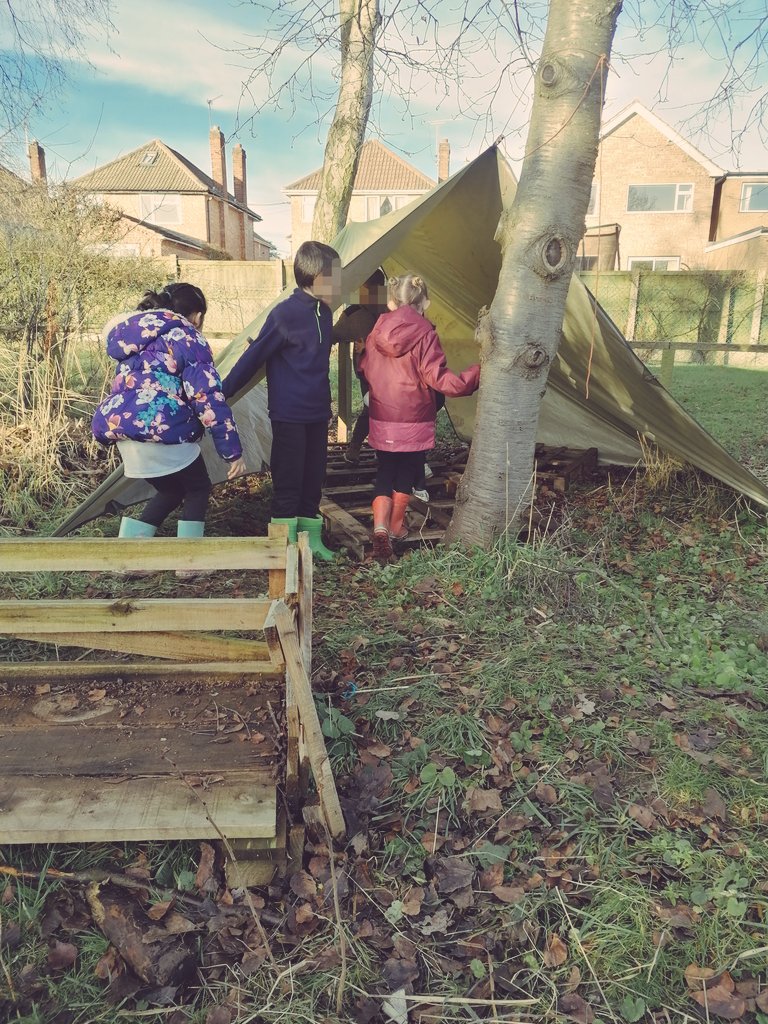 bisphamjy3's tweet photo. A wonderful afternoon with Orion G1 FS today. Some fab imaginative play and lots of working on skills to make rope swings, a couple of children managed the knot brilliantly and most recognised they need to work on how they throw the rope to be able to reach the branches. https://t.co/TQ1EoPVwQh