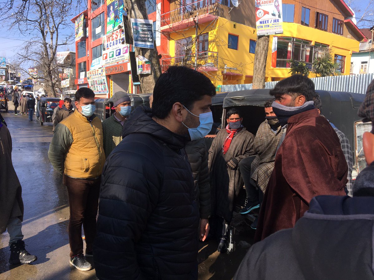 TehsildarKulgam's tweet photo. Continuing the efforts for defeating the Omicron variant, Tehsildar Kulgam led awareness cum mask distribution drive today, besides mobilising 15-18 aged for vaccination. A coaching centre found giving offline classes siezed. #TogetherWeCan #maskupKulgam @DrBilalbhatIAS @diprjk https://t.co/FwgBdM1XwH