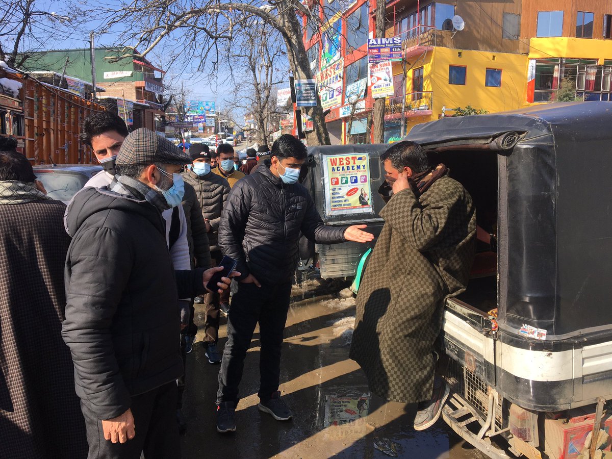 TehsildarKulgam's tweet photo. Continuing the efforts for defeating the Omicron variant, Tehsildar Kulgam led awareness cum mask distribution drive today, besides mobilising 15-18 aged for vaccination. A coaching centre found giving offline classes siezed. #TogetherWeCan #maskupKulgam @DrBilalbhatIAS @diprjk https://t.co/FwgBdM1XwH