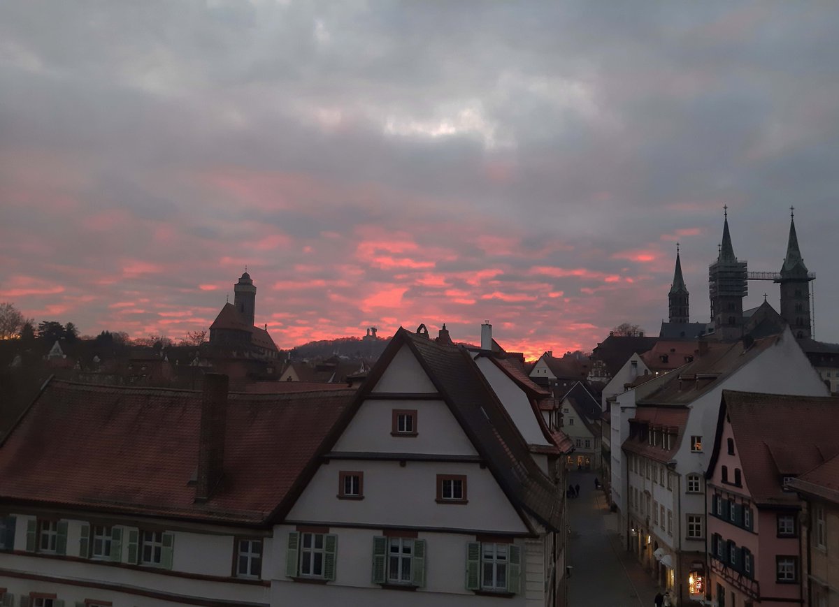 KristinKnebel's tweet photo. So schön ist es, aus einem Büro im Alten Rathaus in #Bamberg in Richtung #Domberg zu blicken ...
#Feierabend https://t.co/CFm2D2s99K
