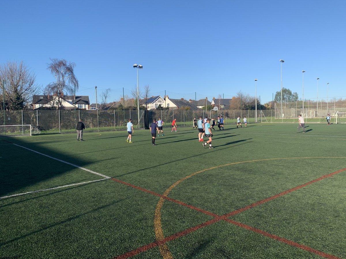 exmouthccsport's tweet photo. Weds afternoon P16 Sport ⚽️☀️ #teamecc #exercisehelps @ExmouthCollege https://t.co/4tM2vBFKbG