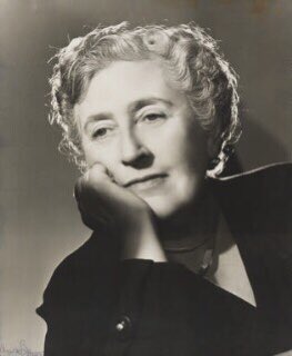 nani195's tweet photo. “Aprendí que no se puede dar marcha atrás, que la esencia de la vida es ir hacia adelante"
#AgathaChristie #libro #book
#AngusMcBean #photography
@NPGLondon https://t.co/odgQiJrNjl
