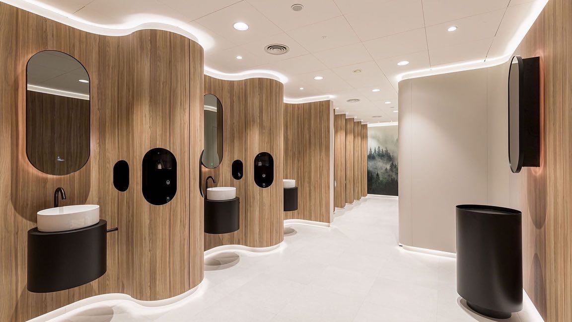 ONE HUNDRED restrooms Madrid Chamartín Clara Campoamor is now open! Our comfort crew is ready to welcome travelers for a refreshing break.

With services like a shower room, health check station, nursery room, steam experience and a hydration station. #nowopen #opening