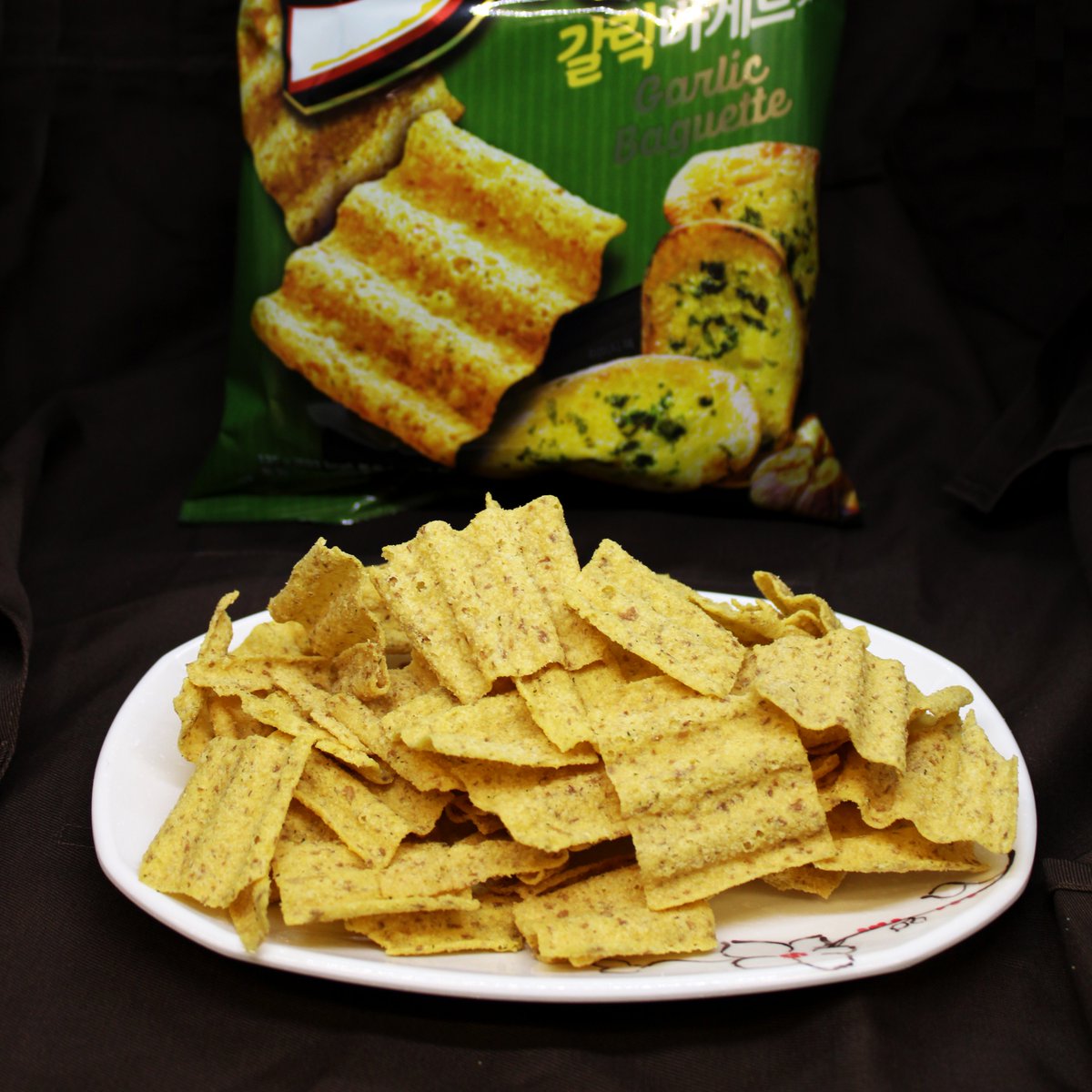 SUN Garlic Baguette crisps 😍 Have you tried this Korean snack before? 

#hmart #koreansnack #koreanfood