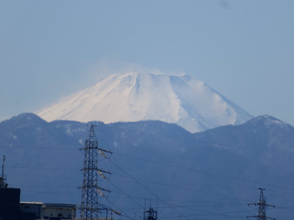 今日午前中の富士山＠多摩川 風が非常に強い。 雪煙のような物がすごい。