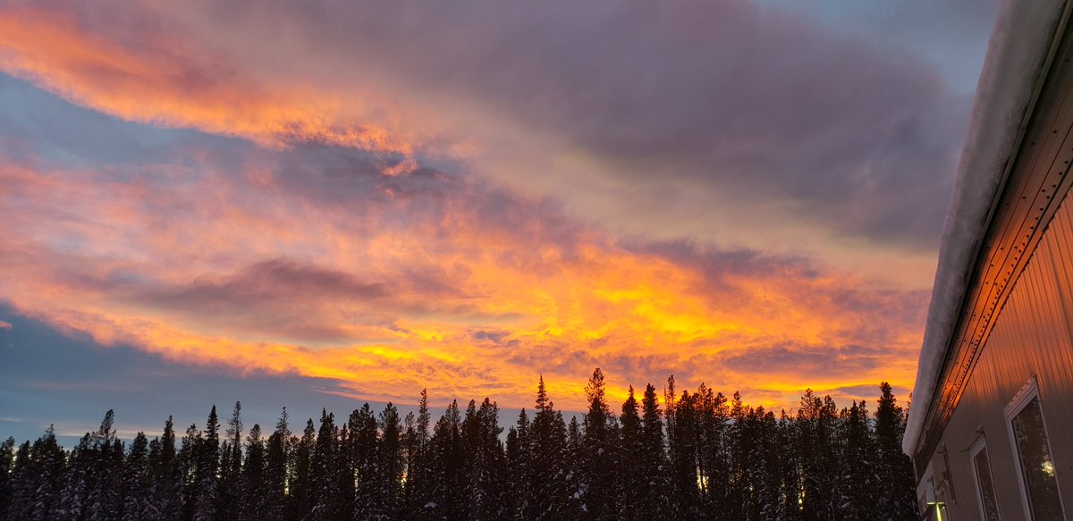 RCCCEdmonton's tweet photo. Our Cook Elaine shared this beautiful photo of a sunset at one of our rig camps. How stunning is this view? 

#RIGHTCHOICECamps #CampLife #RigCampsAlberta #AlbertaSunset https://t.co/1pebz21B1j