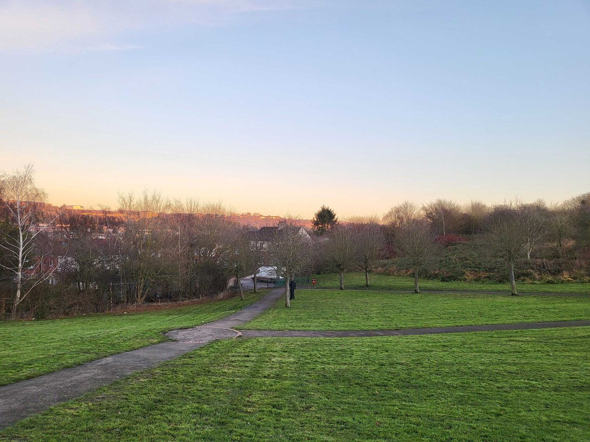 FriendsofLMG's tweet photo. 🌄 Beautiful sunset sky over #Chatham's Luton Millennium Green this afternoon!

🌳 Our park is the perfect spot for a breath of fresh air and a winter stroll.

📍 You can find our lovely park at the top of Albany Road.

@MugsForum https://t.co/DSe3sR2cGl