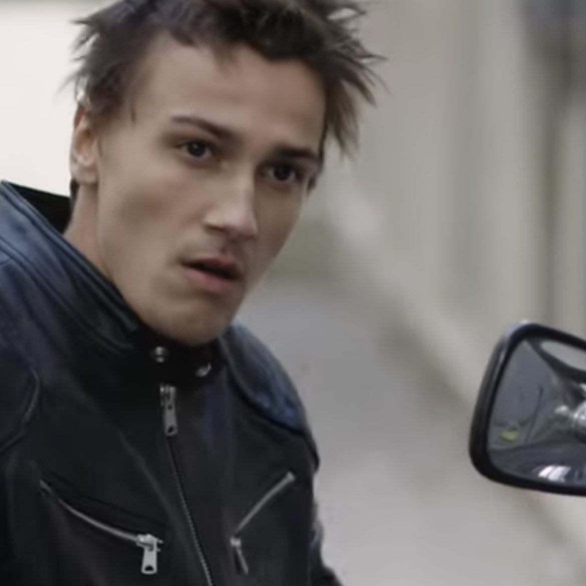 daisymissjones's tweet photo. most wtf moment? arthur getting hit by a car, lola hitting tiff, fifi’s death or ch*rles’ return? 

le moment le plus wtf? arthur qui se fait renverser par une voiture, lola qui gifle tiff, la mort de fifi ou le retour de charles? https://t.co/b4zZijm29a