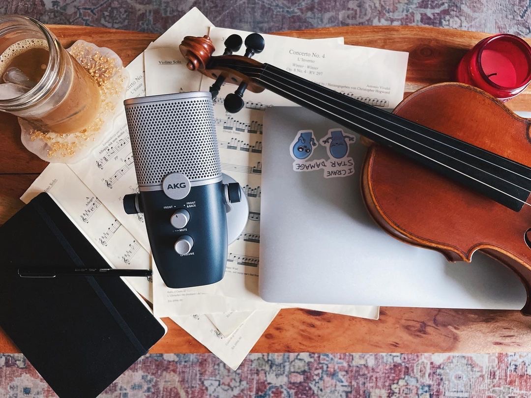 That moment before the creative magic strikes...🎻✨🎙 Pro violinist Grace Youn trusts the #AKGAra USB microphone to capture pro-grade, high-quality audio during practice sessions and rehearsals. Just plug it in and you're ready to go! bddy.me/34yOlTJ