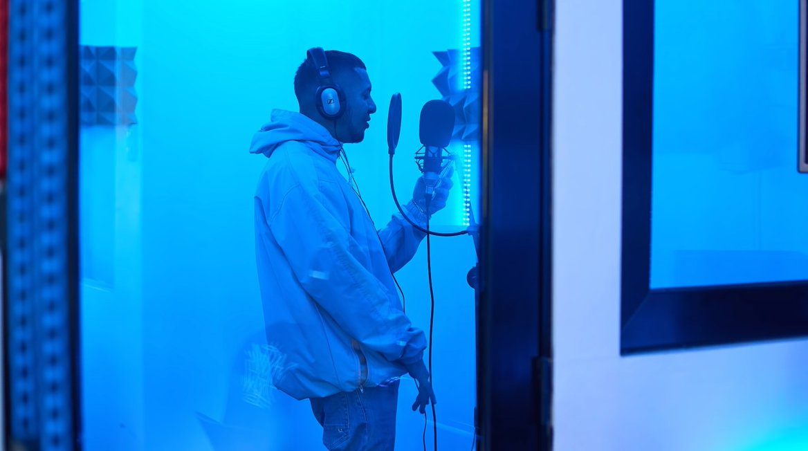 ¿Ya escucharon DICAPRIO? el nuevo tema de <a href="/jota_shoy/">JOTA SHOY</a> 

Hay una refe a la serie peruana "Misterio" que quedó 👌🏽
youtube.com/watch?v=HKxNN0…