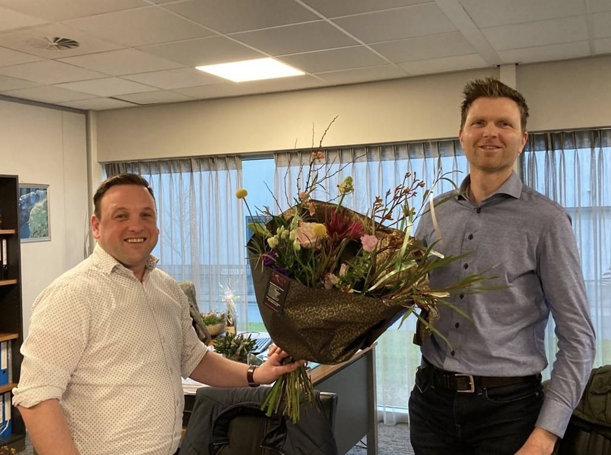 Groot nieuws! Tomatenkwekerij P.N. Hoogerbrugge gaat verder als Prominent Hoogerbrugge. Jacco Besuijen van #Prominent bekrachtigde de samenwerking deze week en overhandigde Erik Hoogerbrugge (rechts) een bos bloemen! #samenondernemen #tomaten prominent-tomatoes.nl/nl/nieuws/deel…