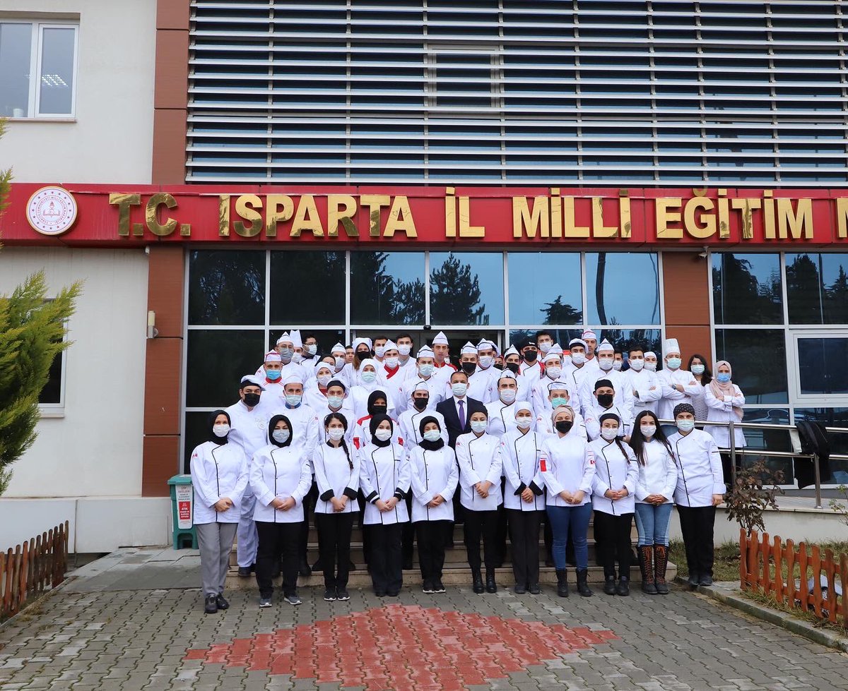 Sayın Cumhurbaşkanımızın talimatıyla bakanlığımızın merkez ve taşra teşkilatında ilimizde sözleşmeli fizyoterapist, aşçı, aşçı yardımcısı unvanlarında pansiyonlarımızda istihdam edilmek üzere atanan personel ile toplantı düzenlendi. <a href="/tcmeb/">Millî Eğitim Bakanlığı</a> <a href="/ErhanBaydur1/">Erhan Baydur</a>