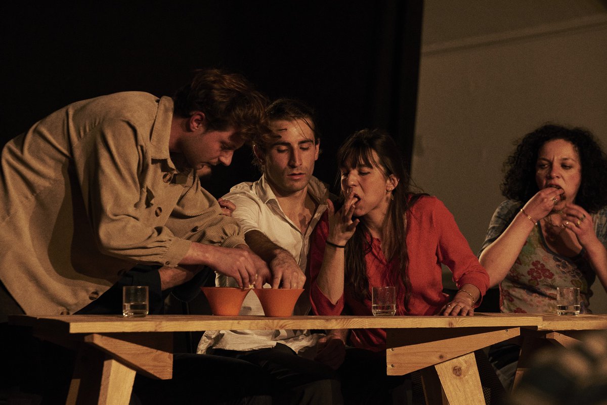 ComePaillard's tweet photo. Wouah ! On me dit que la Cie du Bouillon est programmée tout le mois d'avril au @Belleville_TDB avec sa 1ere création "Mangez du pain vous vivrez bien !" (Prix étudiant et Mention spécial du jury au @FestivalNSS) Nous ça nous donne faim !!!
#theatre #jeunecréation https://t.co/7Er3pY4DVV