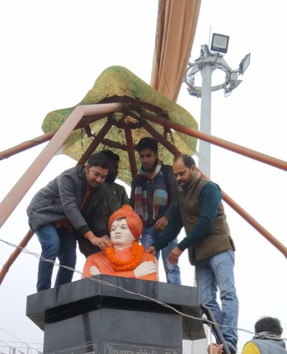 JharkhandABVP's tweet photo. अभाविप पलामू जिला इकाई द्वारा स्वामी विवेकानंद जयंती सह राष्ट्रीय युवा दिवस के अवसर पर स्वामी जी के प्रतिमा पर माल्यार्पण एवं टीकाकरण शिविर का आयोजन किया गया ।
मुख्य रूप से प्रदेश मंत्री माननीय श्री @rajeevranjan_jh  जी उपस्थित रहे ।
@ABVPVoice https://t.co/L5nTpyig22
