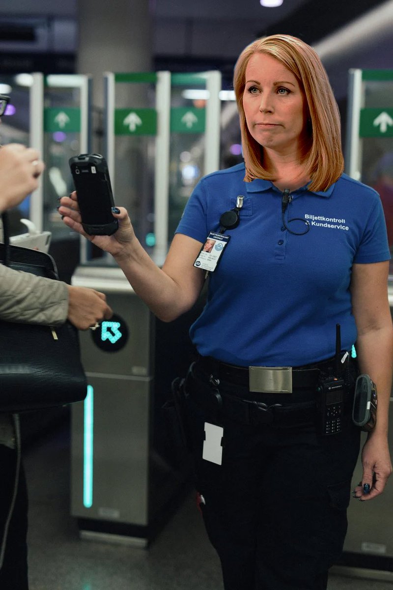 så hade partiledare sett ut om de hade tämligen vanliga jobb - EN TRÅD 
(obs: ej att ta seriöst. det är inte så allvarligt)

först ut är annie lööf som biljettkontrollant! känns som hon bemästrat att se sådär besviken ut som bara dom kan. jobbat där i 27 år. hatar sitt liv