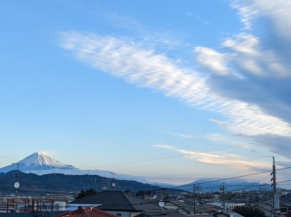 色んな富士山を拝んでいますがこのパターンは初めてかもです。富士山に襲いかかるカニにも見えます🦀