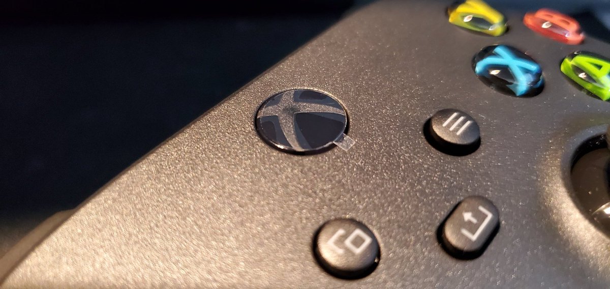TheInsiderOne's tweet image. So controllers are going to ship with "Nexus" sticky covers now @Xbox? So now we've evolved past the #TeamNoSticker to this?!