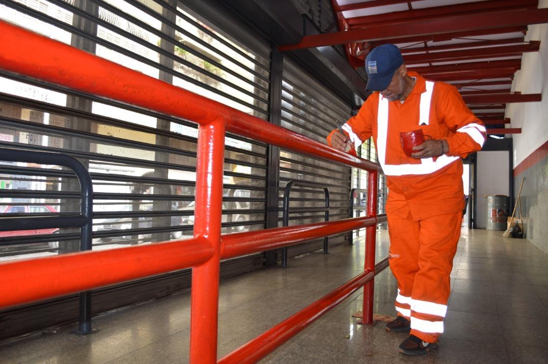 metro_caracas's tweet photo. Frente a los daños producidos por personas inescrupulosas a varias estaciones del #BusCcs, los trabajadores del @metro_caracas realizan mantenimiento y recuperación en el marco del Plan de Rehabilitación #PorAmorAlMetro
@NicolasMaduro
@HAbreuMRT
@gruizg85 https://t.co/e2fX8Iuxky