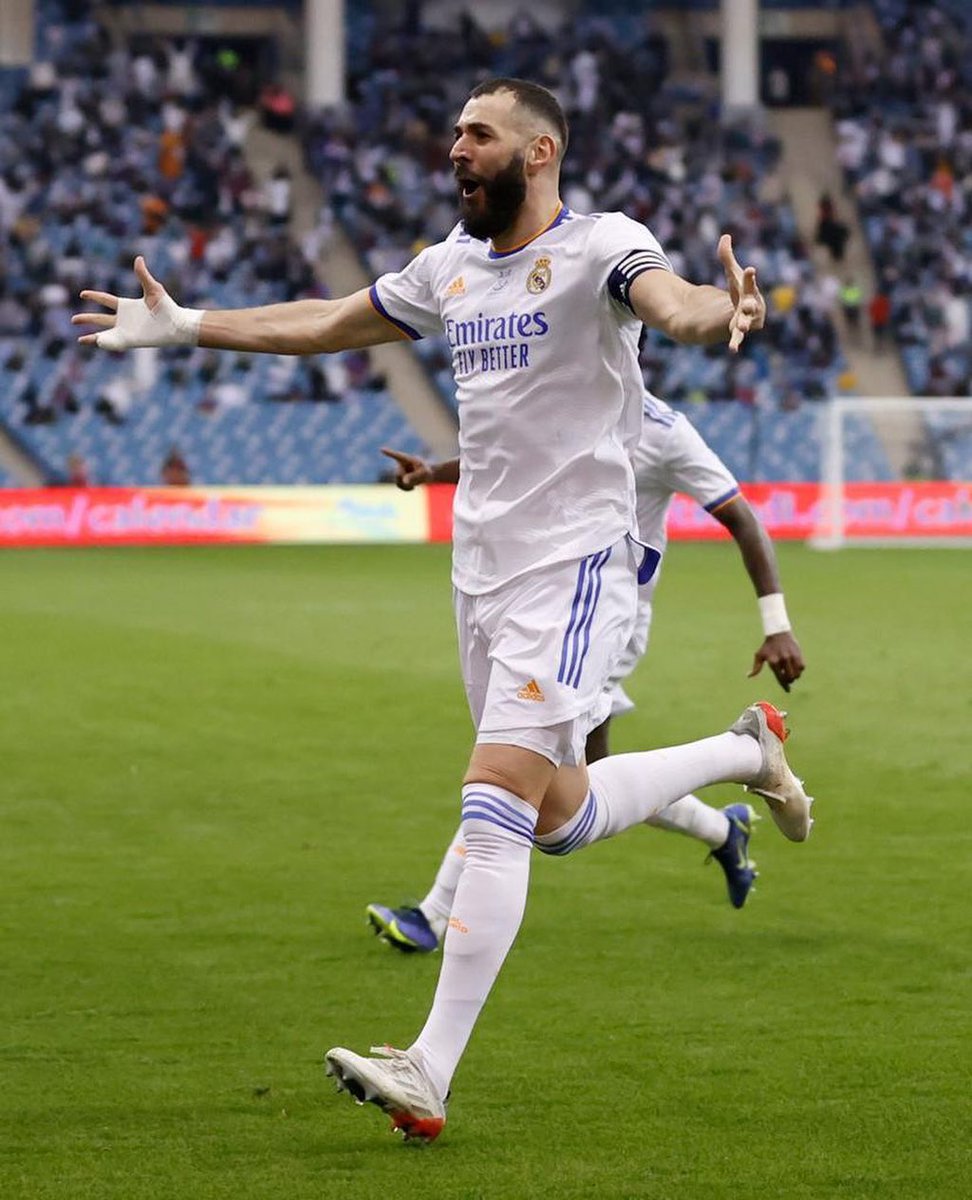 Benzema's tweet photo. 𝗘𝗹 𝗖𝗹𝗮́𝘀𝗶𝗰𝗼 ✅🤍 𝘚𝘦𝘦 𝘺𝘰𝘶 𝘧𝘰𝘳 𝘵𝘩𝘦 𝘧𝘪𝘯𝘢𝘭… 💫 #Nueve #ElClasico #Vamonos #Alhamdulilah https://t.co/FYrxs4qRbU