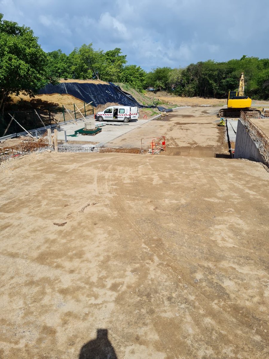 DitGustave's tweet photo. Construction #déchèterie #Bouillante par ⁦@CRGuadeloupe⁩ en partenariat avec ⁦@ademe⁩, ⁦@EuropGuadeloupe⁩ et #CAGSC. Fin des travaux février-mars 2022. 2e déchèterie livrée après celle de Pointe-noire. Anwout pour le #ZéroDéchet en 2035 ! https://t.co/J27STP6QSO