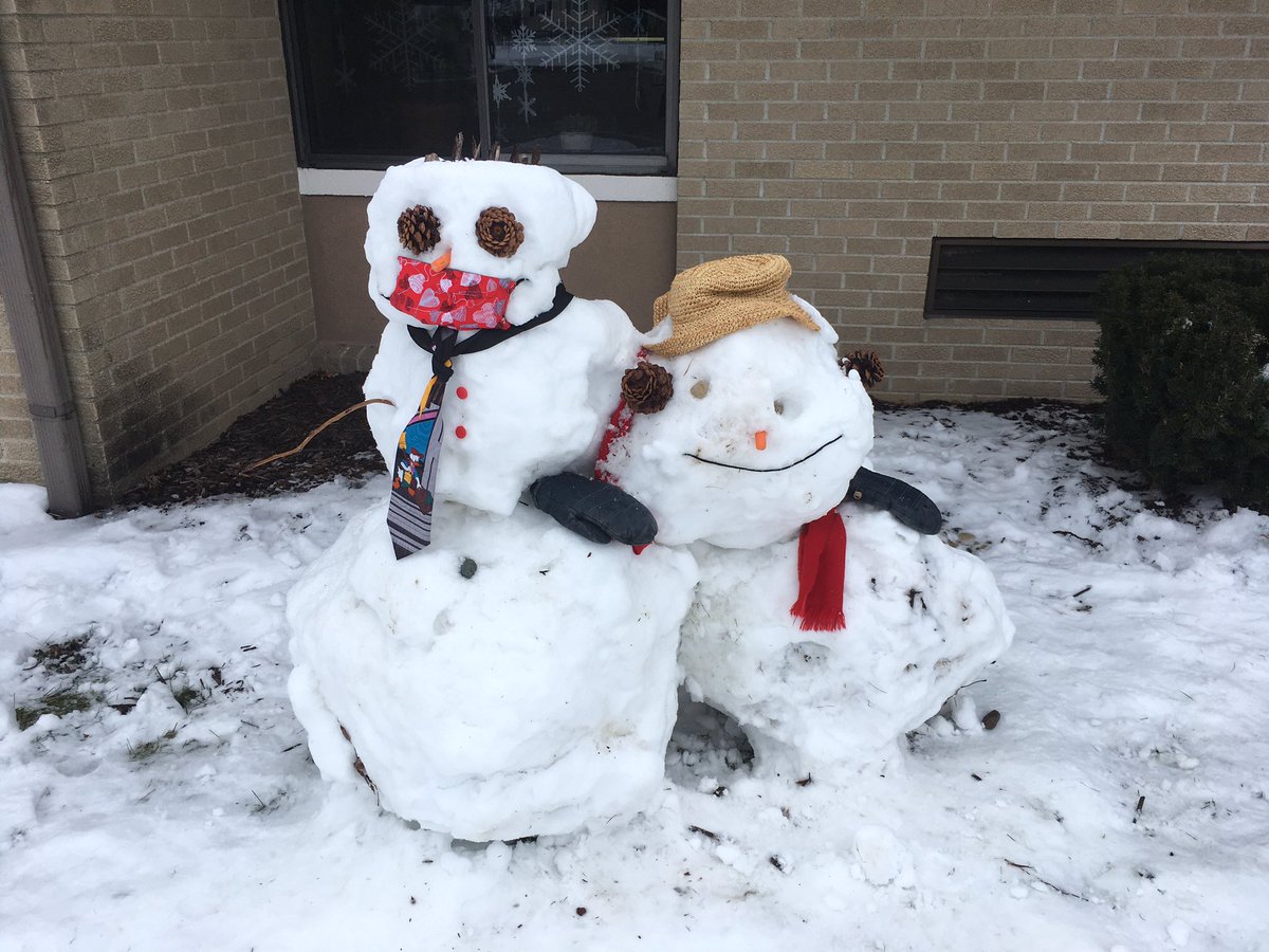 LefurgeTam's tweet photo. For opinion writing today we debated whether it would be good snowman making snow. And it was! #rpscrestwood https://t.co/H62t7CwwKD