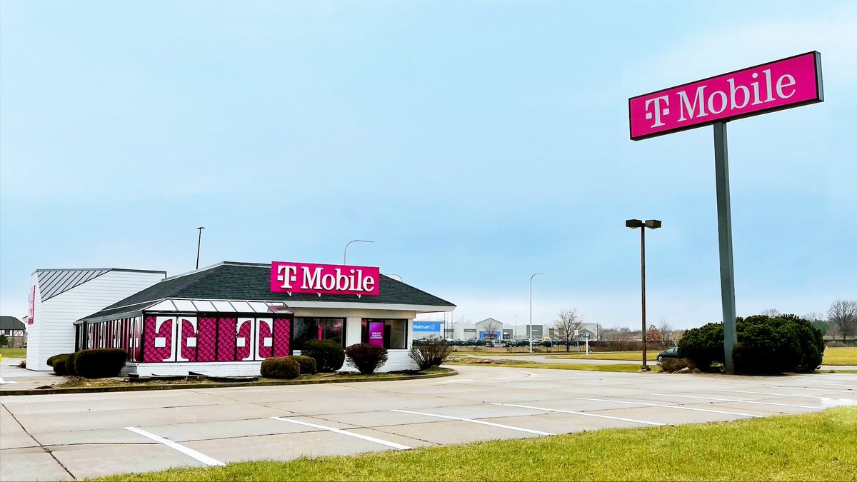 We’re making incredible transformations in small towns across 🇺🇸!  Here’s one of our newest <a href="/TMobile/">T-Mobile</a> stores in Lincoln, Illinois! 😍
