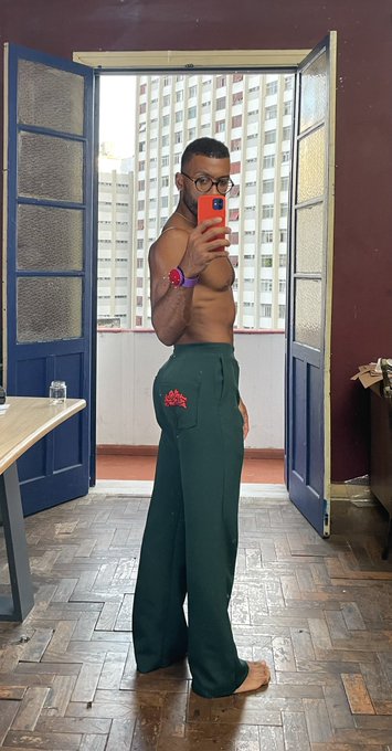 O bolso bordado 🌷 https://t.co/FQbY9Bzgxk