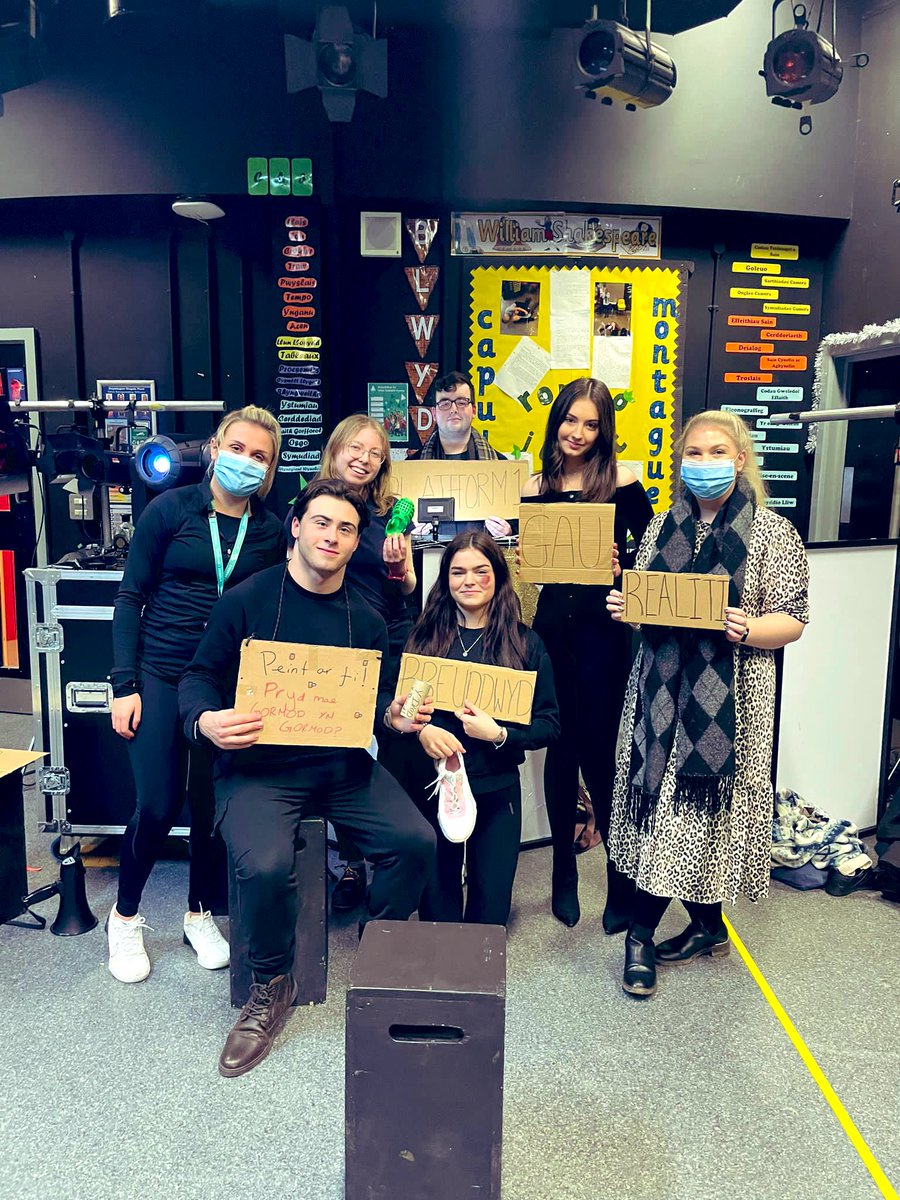 DramaOlwg's tweet photo. Llongyfarchiadau Bl 13 ar eich perfformiad dyfeisio heddiw. Mae’r ddwy Miss Jones yn lwcus iawn i weithio gyda disgyblion mor dalentog!

Diolch am eich holl waith caled 🥳 https://t.co/s6z9bOD2vy