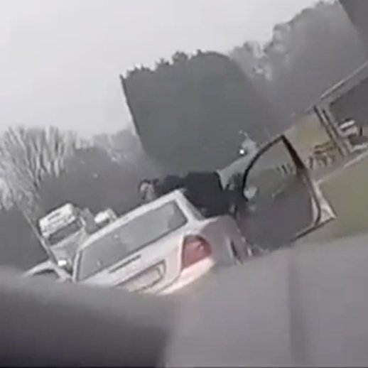 📹 [video] Ontsnapte Nederlandse gedetineerde schiet vanachter het portier en vanop het dak van zijn auto op de politie in het Belgische Sint-Lenaarts, kort daarna schieten politieagenten hem neer hln.be/brecht/nederla…