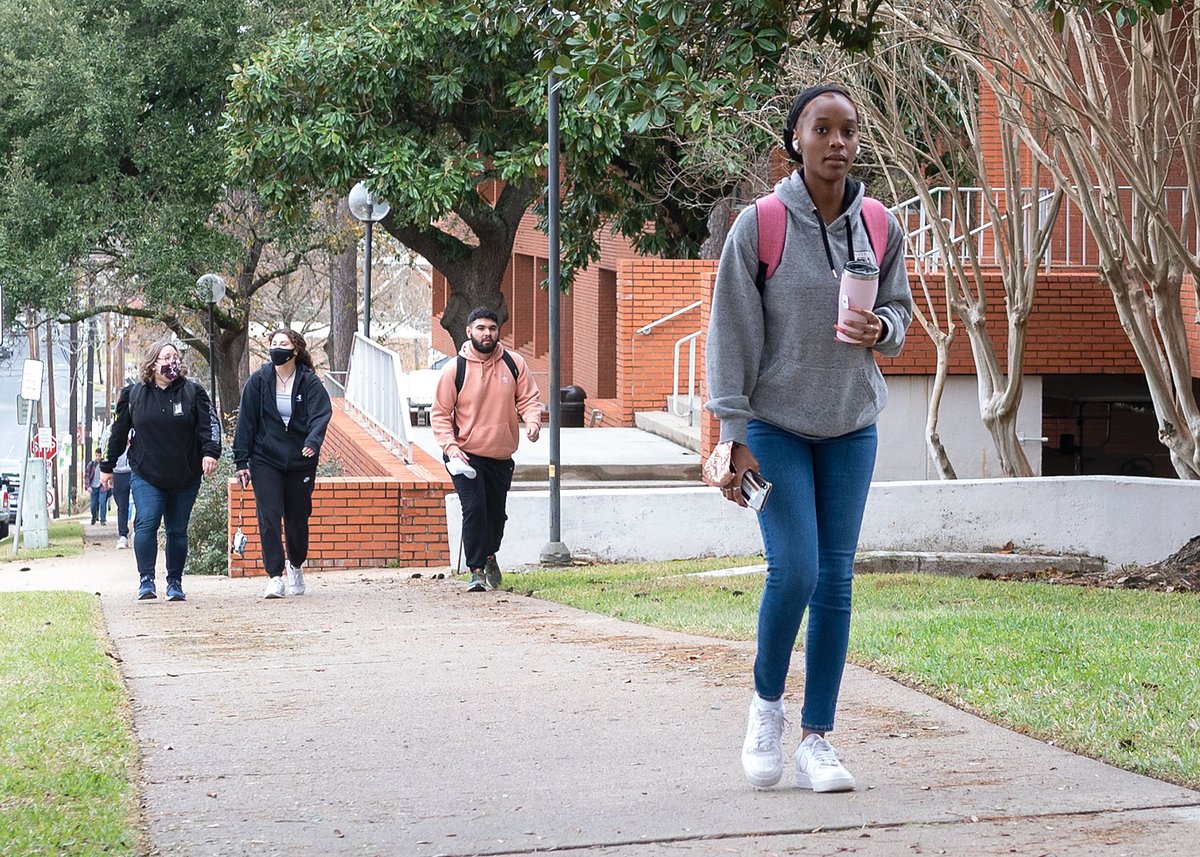 SamHoustonState's tweet photo. Happy first day of class Bearkats! It is great to see everyone back on campus #SHSUWelcomeWeek22 #SHSU https://t.co/gJirJHT1NI