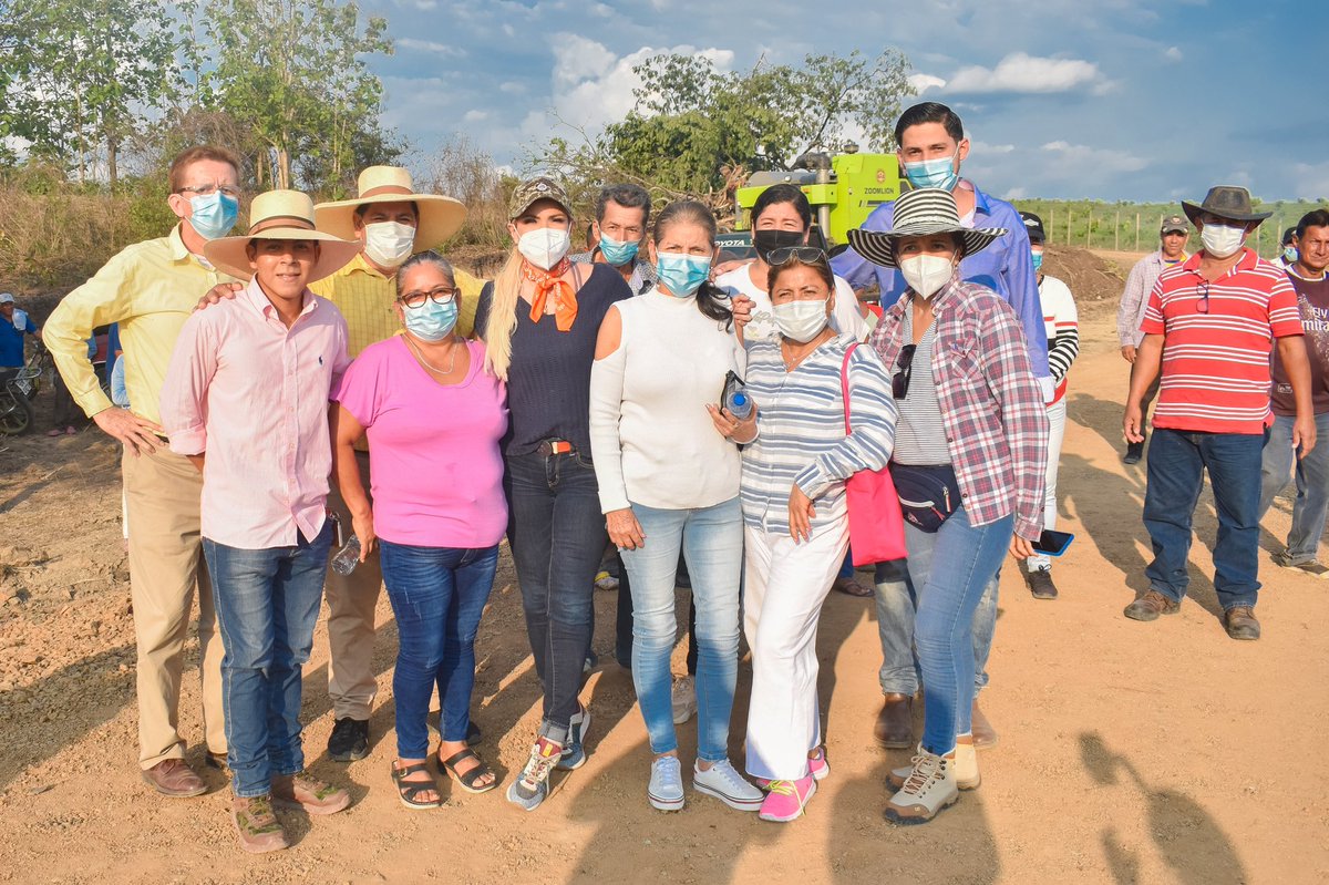 soysusanag's tweet photo. Está en construcción el ingreso e instalación de tubería que permitirá que las cosechas salgan a tiempo y las familias salir a ser atendidas. Sin campo, los alimentos no llegan a la ciudad, por eso, con vías y puentes  nos acercamos a lo más fértil de nuestro #GuayasImparable. 🍃 https://t.co/FsVIuUxVJo