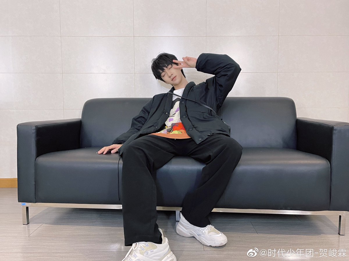 TNT_LATAM's tweet photo. He Junlin actualizó en Weibo
"Tomé una selfie ayer en un impulso después de terminar, no me veía con sueño en absoluto, ¿verdad? La realidad es que me dormí 3 segundos después de subirme al carro y ni desperté cuando llegué al dormitorio 😂😂😂"
#HeJunlin #Junlin https://t.co/6iz3lV8obp