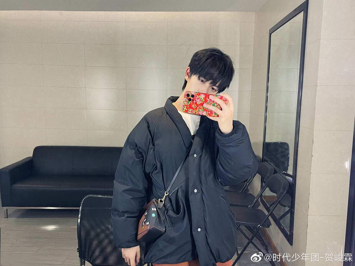 TNT_LATAM's tweet photo. He Junlin actualizó en Weibo
"Tomé una selfie ayer en un impulso después de terminar, no me veía con sueño en absoluto, ¿verdad? La realidad es que me dormí 3 segundos después de subirme al carro y ni desperté cuando llegué al dormitorio 😂😂😂"
#HeJunlin #Junlin https://t.co/6iz3lV8obp