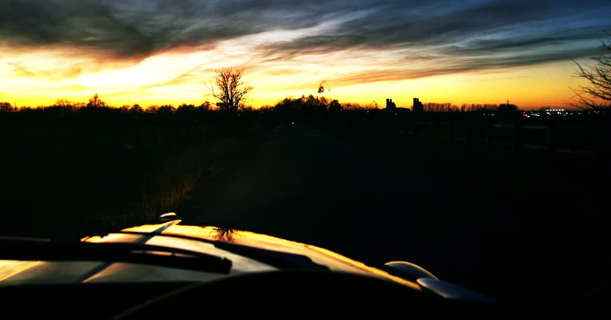 PassengerSeatP's tweet photo. It might bring salt on the roads, but winter also brings gorgeous skies like this on the drive home 😍 #sunset #sunsetdrives #dailydriver https://t.co/nfyxNCXeta