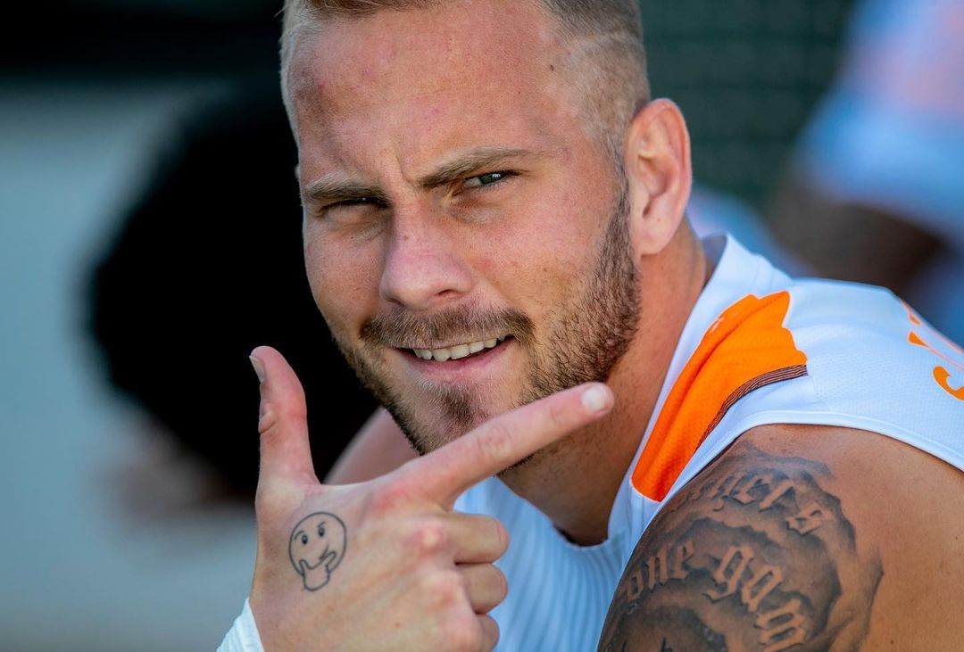valenciacf's tweet photo. Eyyy olvidona. Tú qué? Ni dos besos ni nada? https://t.co/a0fjJVkqzB
