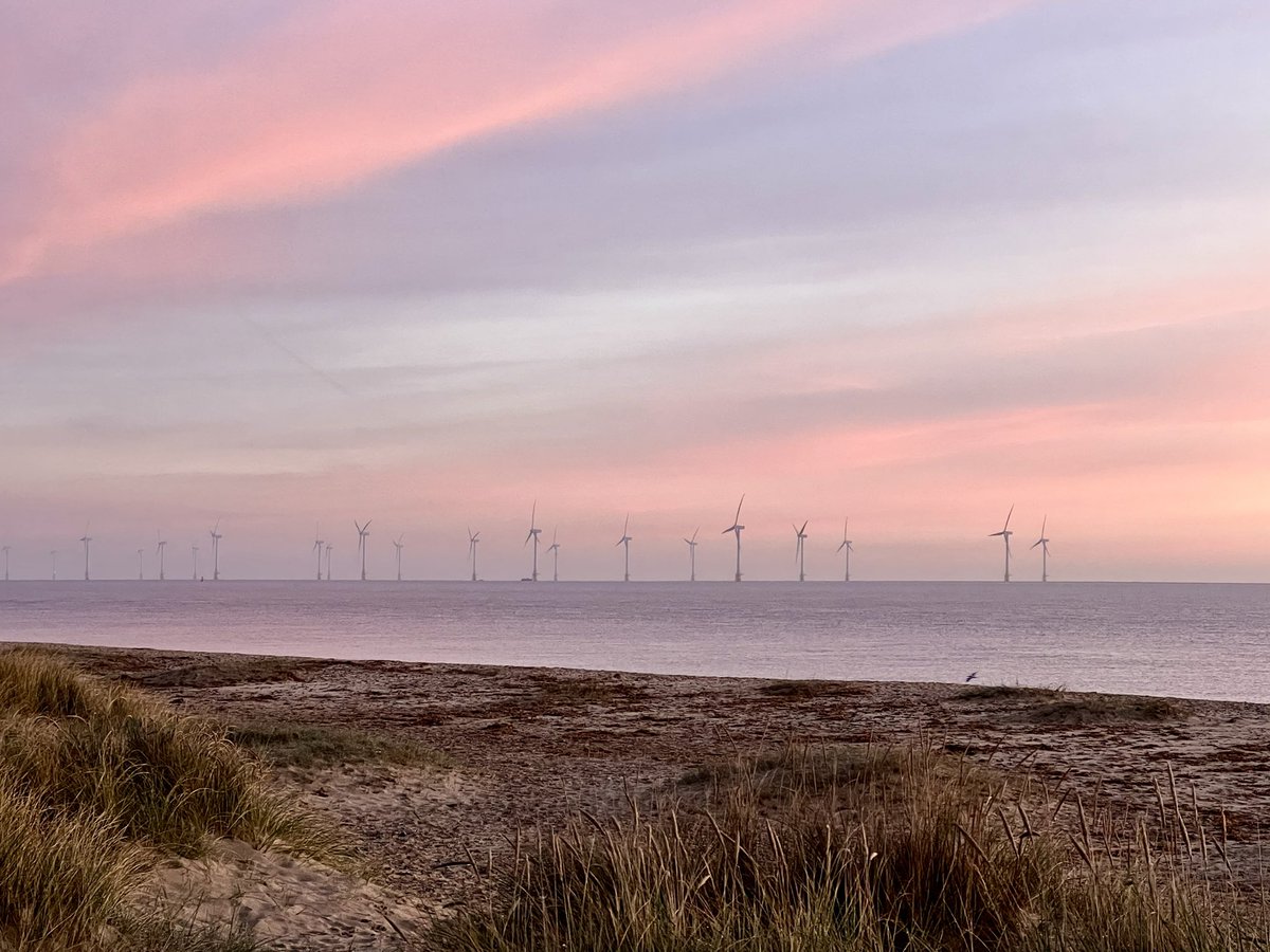 canonsnapper's tweet photo. Stunning sunrise this morning at Great Yarmouth @AP_Magazine #greatyarmouth #sunrise #iPhone13ProMax #Norfolk #GreatBritain https://t.co/4CwwpPJvh0
