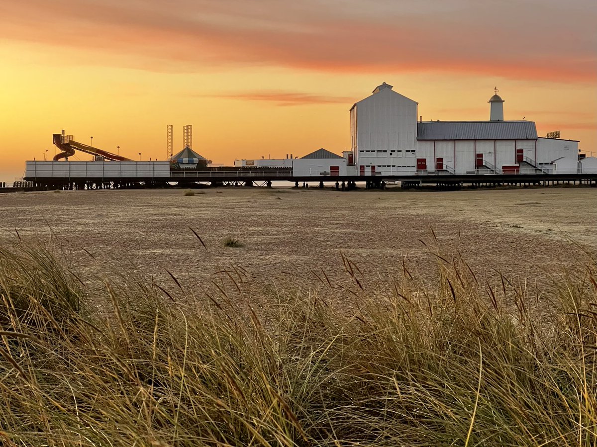 canonsnapper's tweet photo. Stunning sunrise this morning at Great Yarmouth @AP_Magazine #greatyarmouth #sunrise #iPhone13ProMax #Norfolk #GreatBritain https://t.co/4CwwpPJvh0