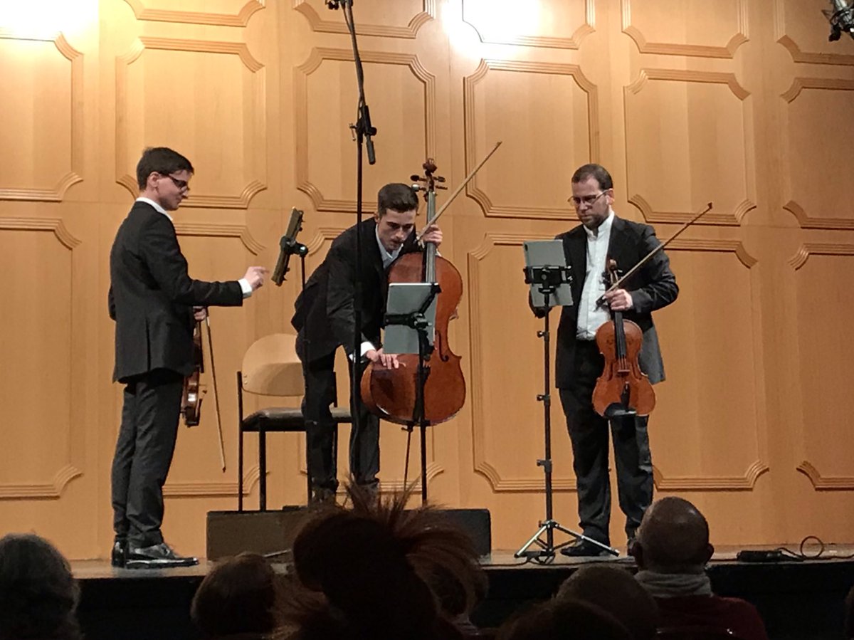 RamonSobrino1's tweet photo. En @FilarmonicaOVD comienza concierto del trío de cuerda 4Tercios, con Gabriel Ordás @Ordas_Gabriel (violín), Rubén Menéndez (viola) y Santiago Ruiz de la Peña (chelo). Obras de #jorgeDiegoValera  y @Ordas_Gabriel. #LaCastalia @RIDEA_Asturias https://t.co/9U1AQ3n9JY
