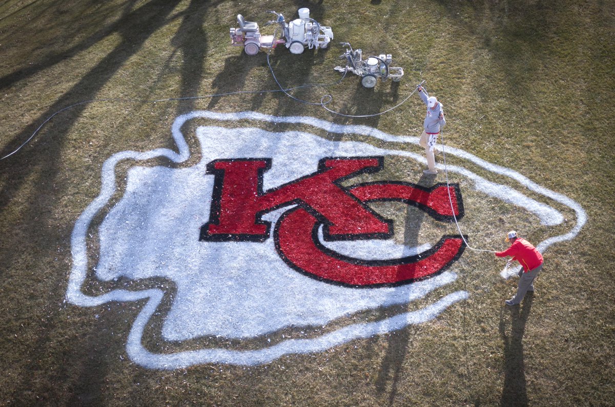 kctammy2009's tweet photo. It's a beautiful day to paint in @KCMO @Chiefs https://t.co/voCHHX8tZq