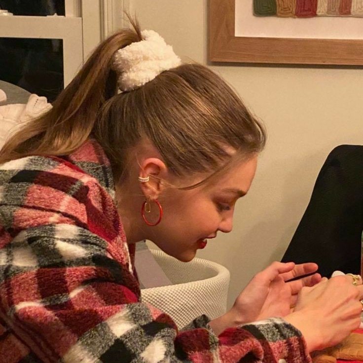 packcreatorbr's tweet image. gigi hadid+louis tomlinson red pack