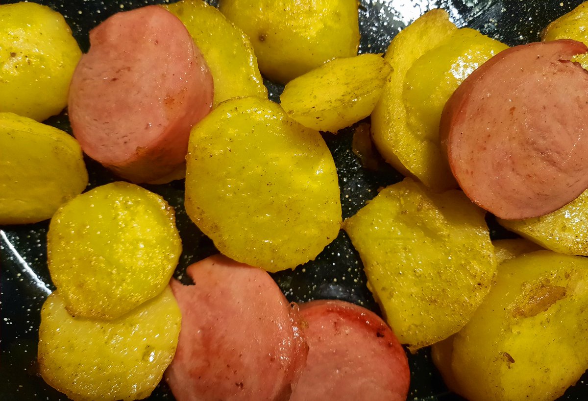 C_M_Kaiser's tweet photo. Lecker Abendessen nicht nur für gebürtige #Saarländer*innen: #Bratkartoffeln mit #Lyoner! 😋 https://t.co/WUWF0gujQO