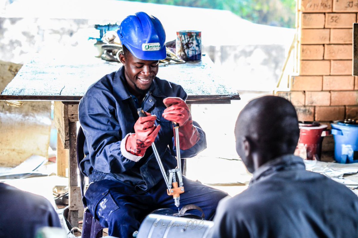 israelbad2k's tweet photo. Grâce au solutions numériques et industrielles que ma startup « B-tech » va lancer en 2022 , Nous allons faire passer de 5,4% à 16,5% le taux de pénétration du numérique dans la vie du congolais lambda d’ici 2040 ( 11,1%) afin d’atteindre les objectifs de numérisation........ https://t.co/BDk6vddkR3